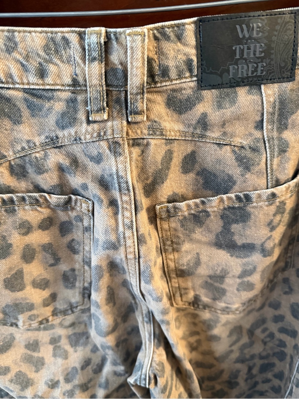 We The Free Leopard-Print barrel jeans in Tan and Gray. Size 26 - Picture 10 of 10